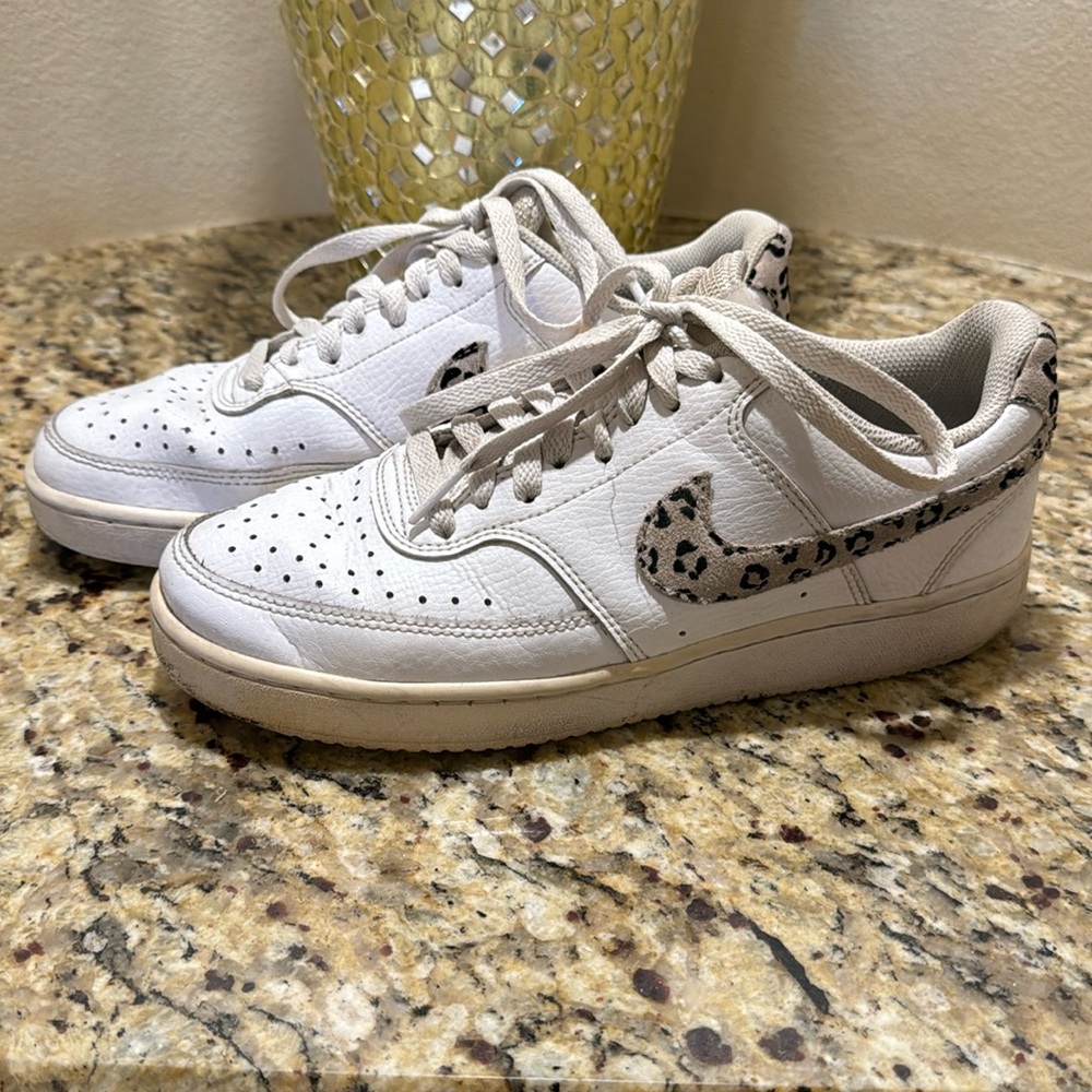 Women’s Nike White Size 8